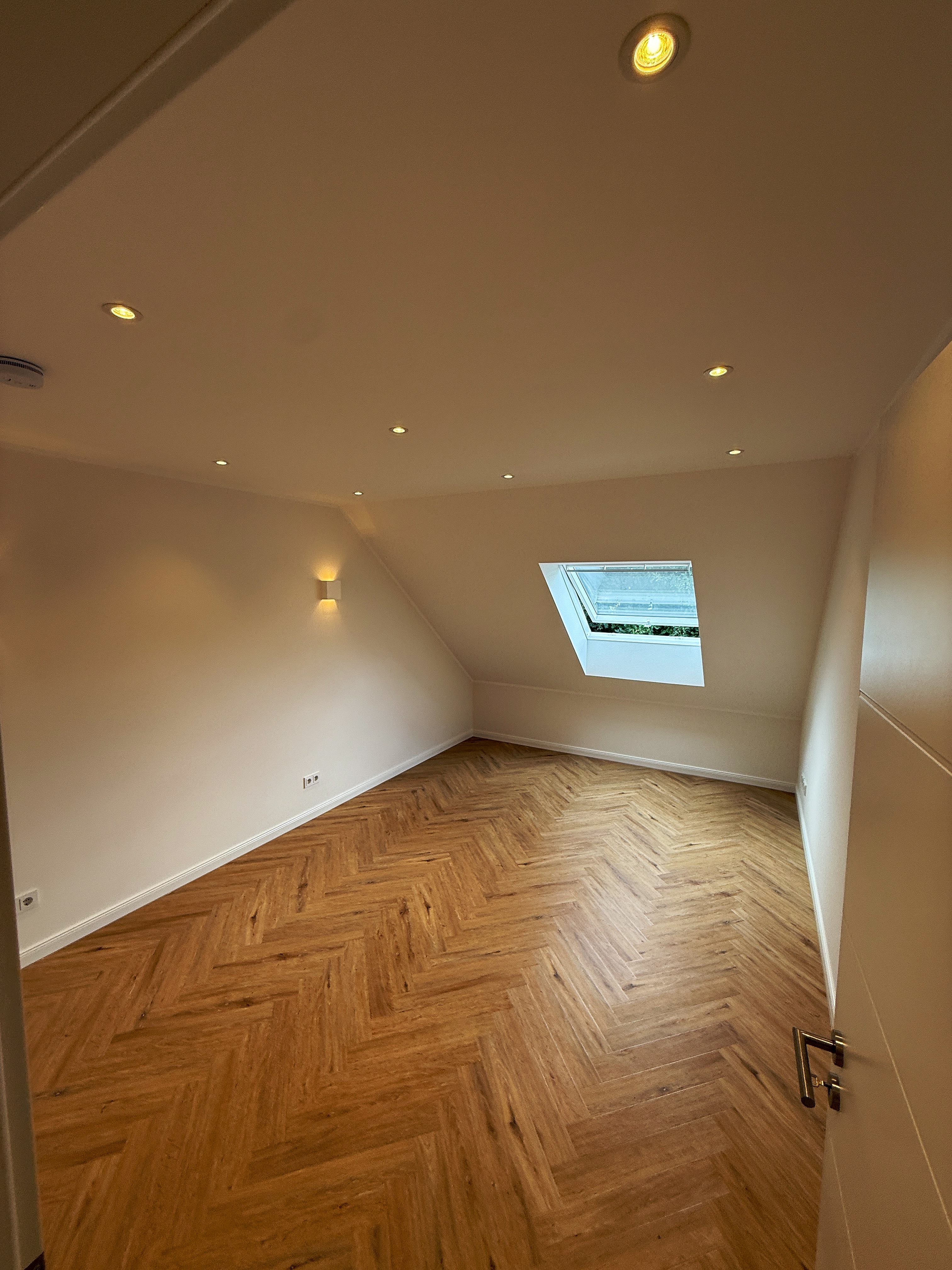 MEGRAUM DESIGN - Dachgeschoss mit Fischgrätparkett